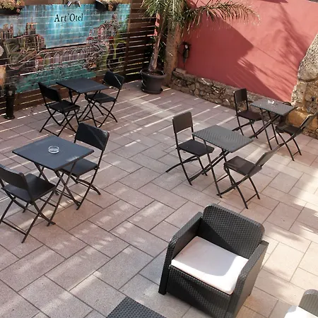 Art'otel לינה וארוחת בוקר