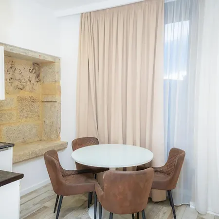 לינה וארוחת בוקר Art'otel 4*